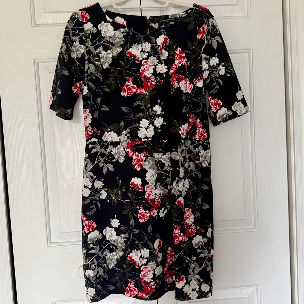 Banana Republic Black, Red & White Floral Fit & Flare Short Sleeve Mini Dress